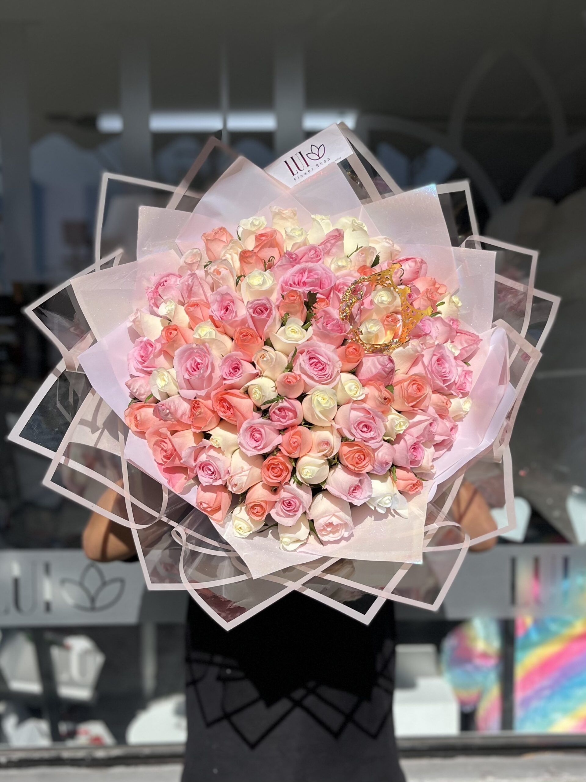 Ramo 100 rosas en papel craft – Jessy Floreria